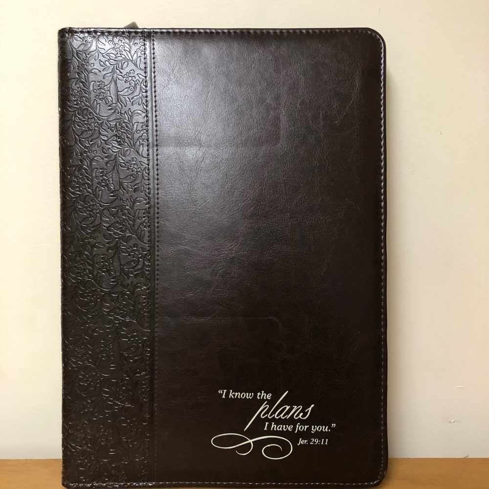 Binder with zipper